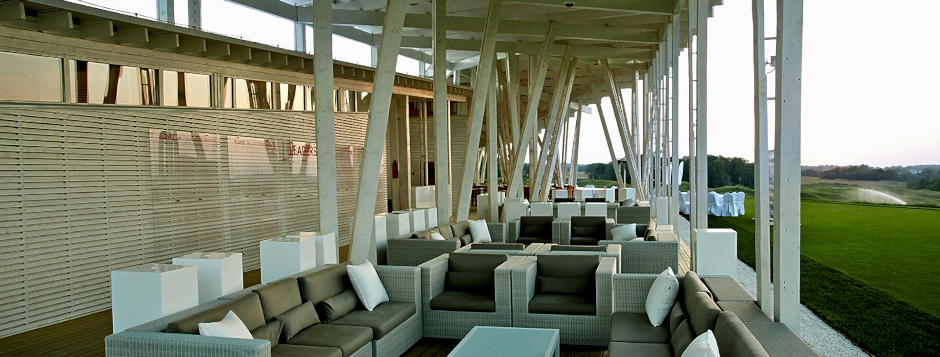 Зона отдыха в клубном доме Links National Golf Club 